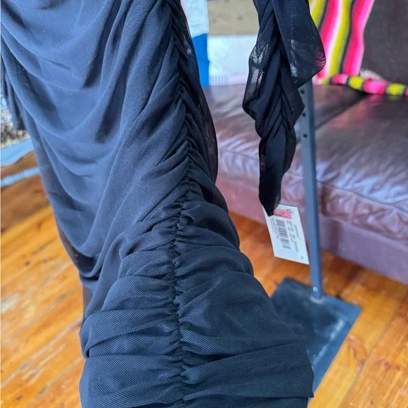 Elegant Black Dress with‎ Floral Accent - Picture 10 of 11